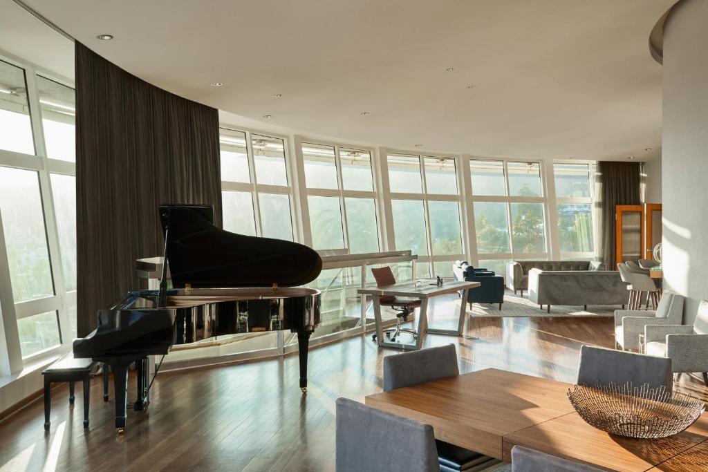 9 Night Stay at Most Popular Hotels in Las Vegas, New York and Los Angeles