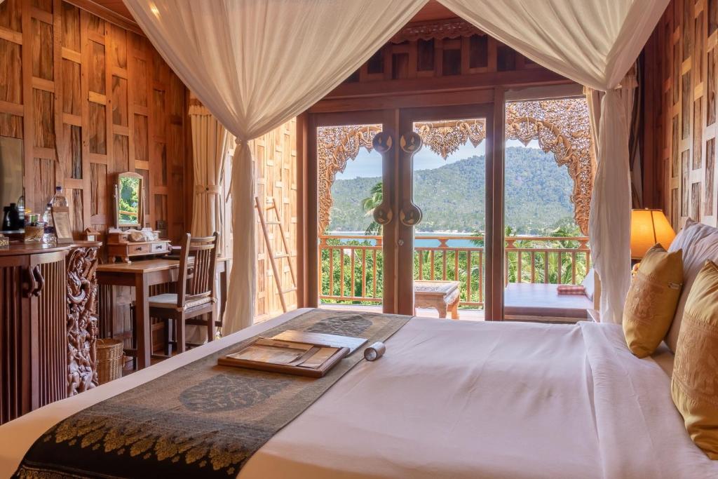 10 Nights Escape to Paradise: Unforgetable Full Moon Party Getaway in Koh Samui & Koh Phangan! For just £1,399pp!