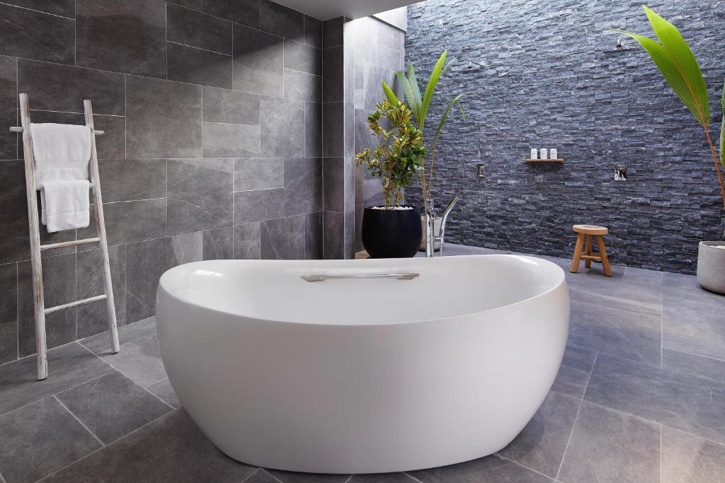 7 Nights Holiday Deal: New Winter Offer of Le Meridien Maldives with Lagoon Villa (All Inclusive Meal Plan)£3199/PP only