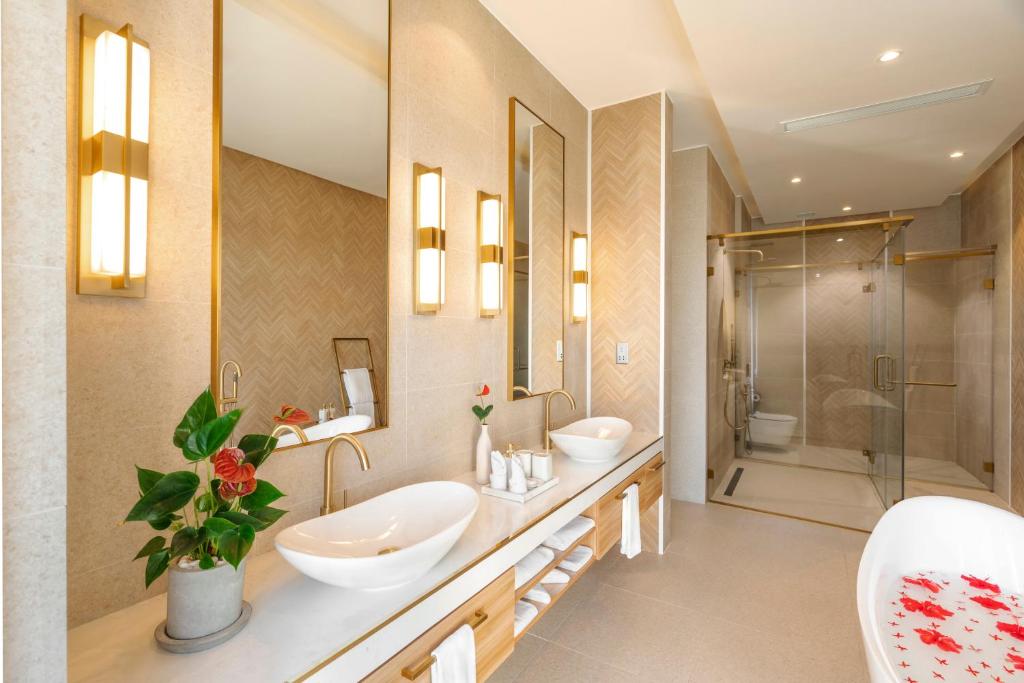 “07 Night Escape to Paradise Bandos Maldives with Standard Beachfront Room”