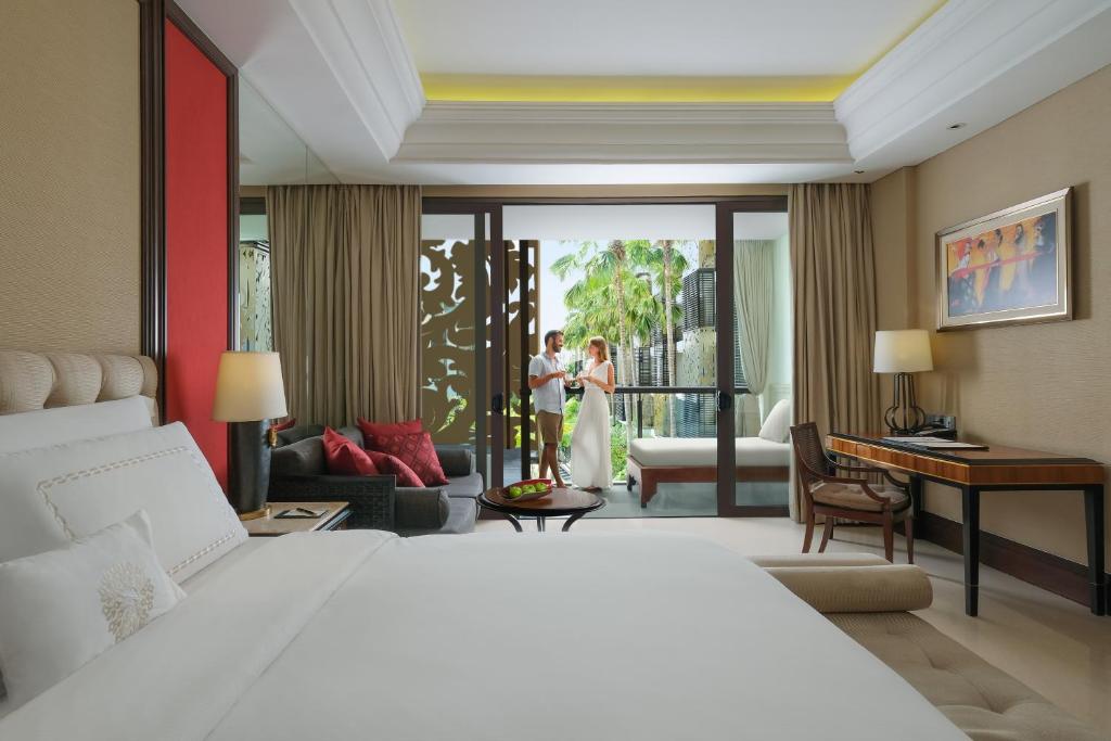 10 Nights Holiday at Trans Resort Bali & Atlantis the Palm with Breakfast