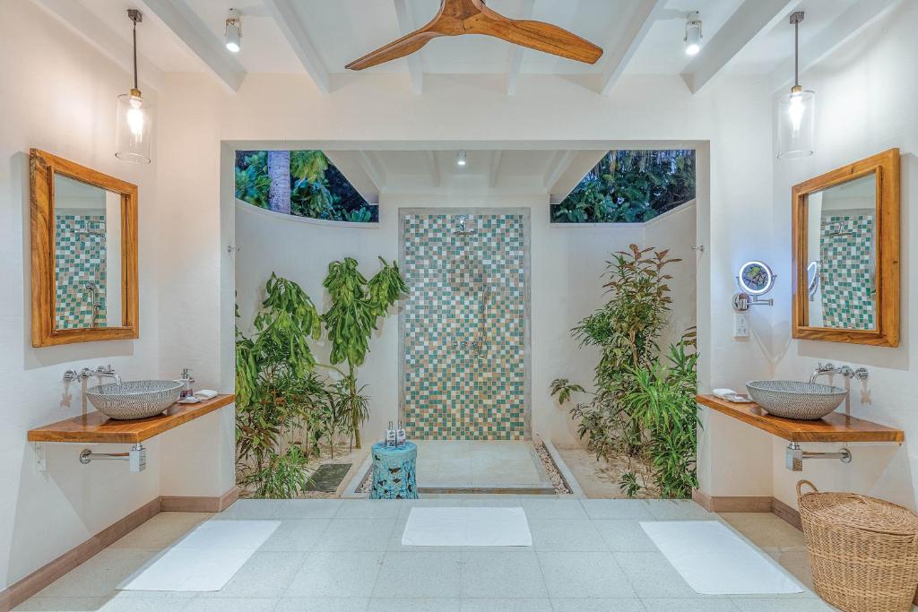 10 Nights of Pure Bliss: Atlantis, The Palm & Maldives Beach Villa– Half Board & Oblu Island Plan Limited Time Offer £2749/PP