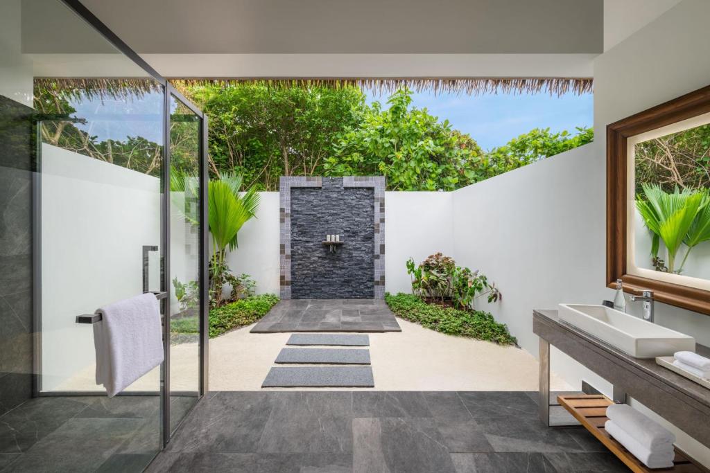 7 Nights Holiday Deal: New Winter Offer of Le Meridien Maldives with Lagoon Villa (All Inclusive Meal Plan)£3199/PP only