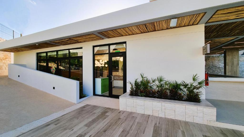 Travel to Orlando, Florida to experience the thrill & adventure