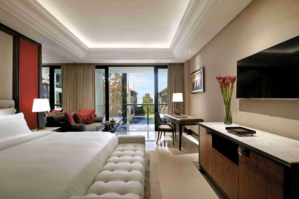 10 Nights Holiday at Trans Resort Bali & Atlantis the Palm with Breakfast
