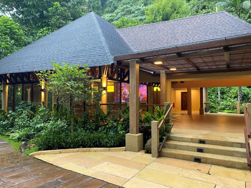 10 NIGHTS. 4 WORLDS. Kuala Lumpur → Cameron Highlands → Banjaran → Penang. price starting from £1,350PP