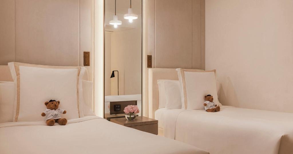 10 Nights of Unmatched Luxury Dubai Elegance Meets Maldivian Paradise Free Upgrade to Lagoon Villa + Pool & SLide with 24 Hour Premium All-Inclusive Benefits Only in £2999/PP