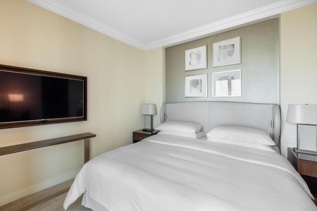 Let the Sunset Serenade you into Blissful 03 Nights at The Address Fountain Views