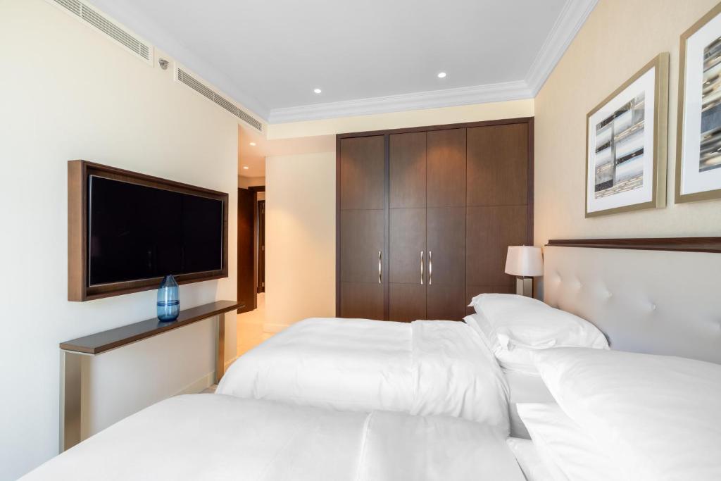 Let the Sunset Serenade you into Blissful 03 Nights at The Address Fountain Views