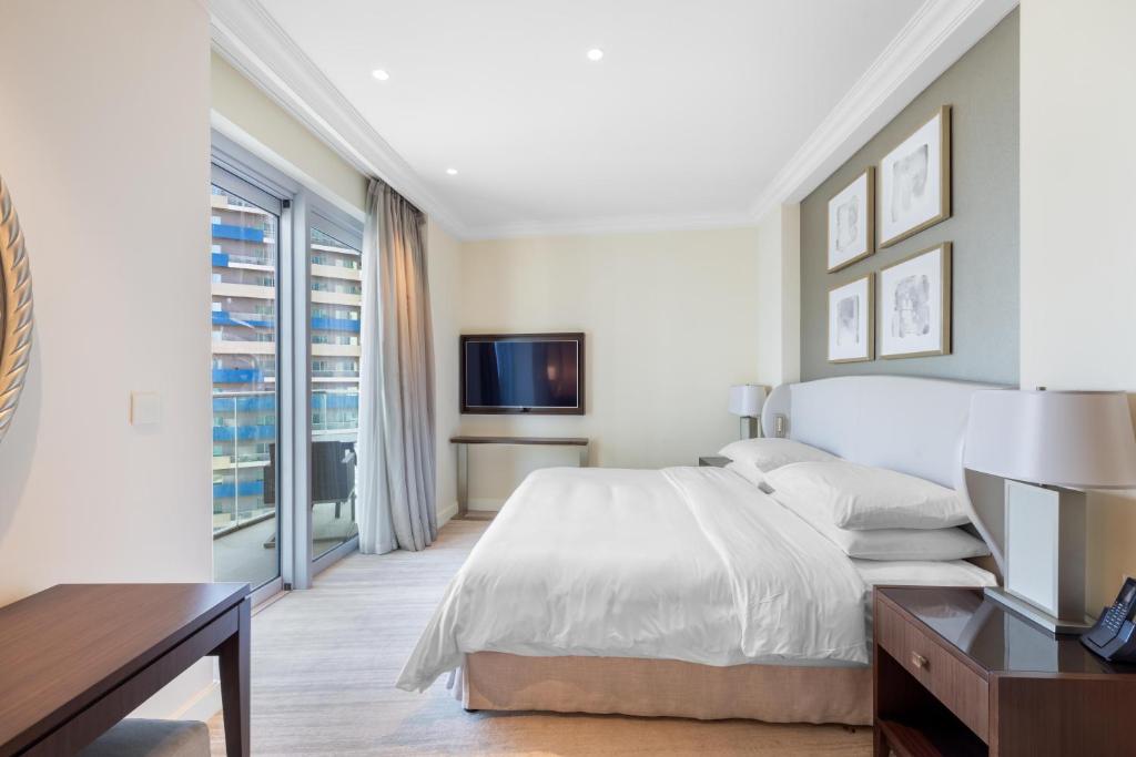 Let the Sunset Serenade you into Blissful 03 Nights at The Address Fountain Views