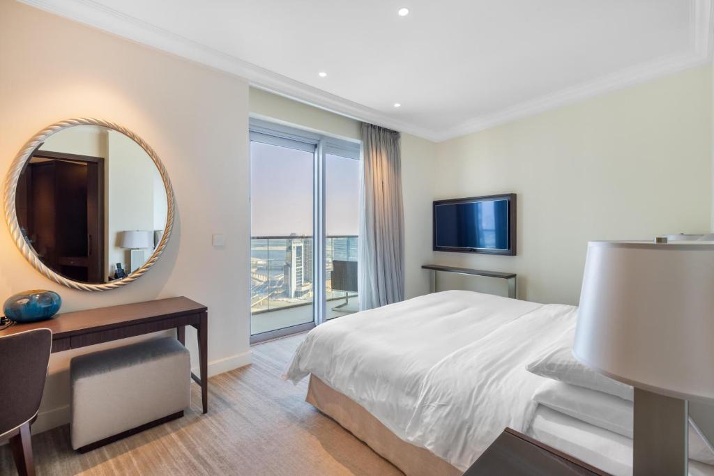 Let the Sunset Serenade you into Blissful 03 Nights at The Address Fountain Views