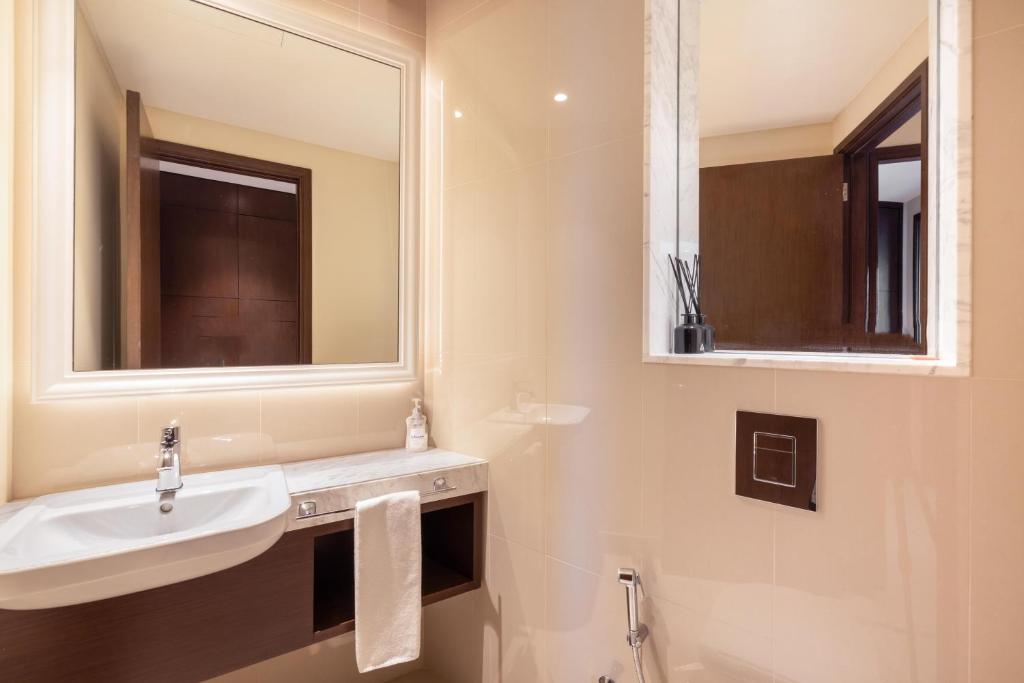 Let the Sunset Serenade you into Blissful 03 Nights at The Address Fountain Views