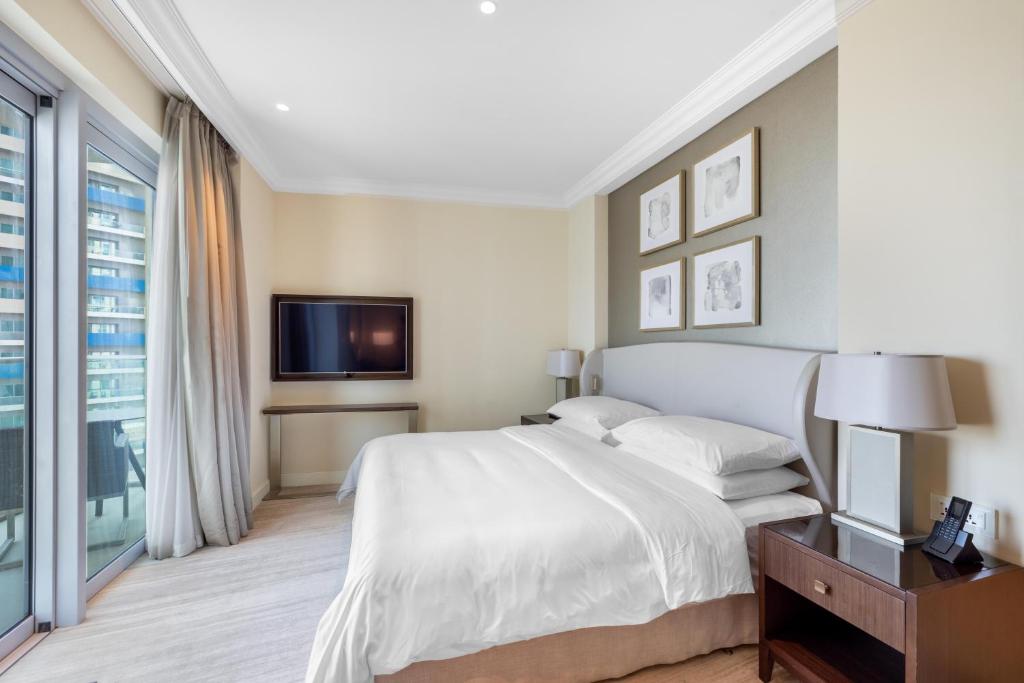 Let the Sunset Serenade you into Blissful 03 Nights at The Address Fountain Views