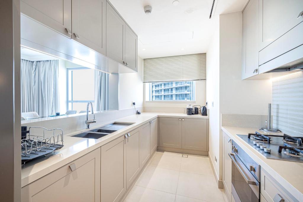 Let the Sunset Serenade you into Blissful 03 Nights at The Address Fountain Views