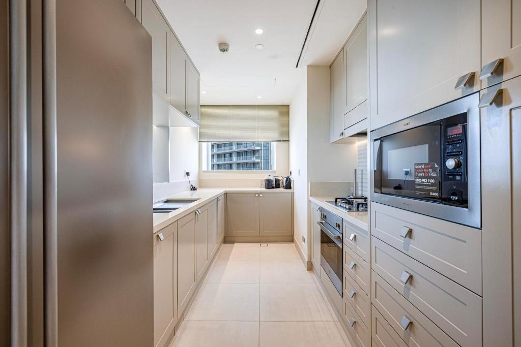 Let the Sunset Serenade you into Blissful 03 Nights at The Address Fountain Views