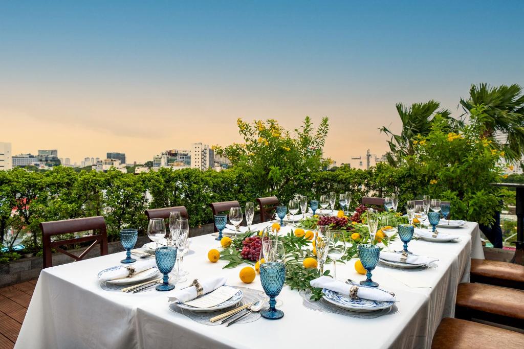 14 NIGHTS Vietnam & Thailand Luxury Escape All ground & ferry transfers Included Price starting FROM JUST £1,999/pp