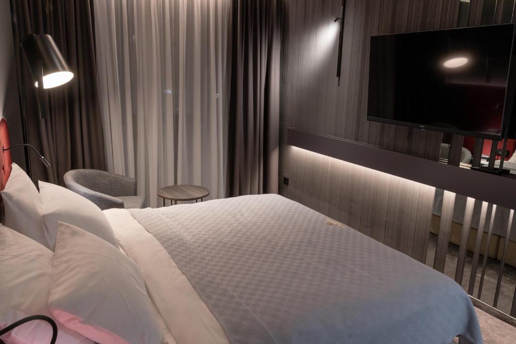 9 Night Stay at Most Popular Hotels in Las Vegas, New York and Los Angeles