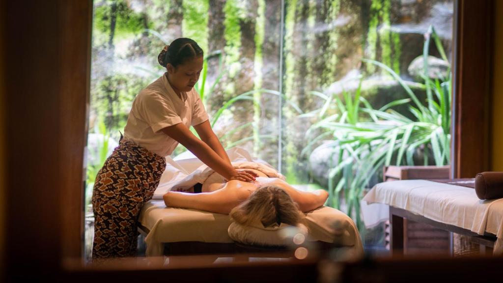 10 Nights Multi-Center holiday break at the Marvelous Maldives & Scintillating Singapore Starting from £1799 pp