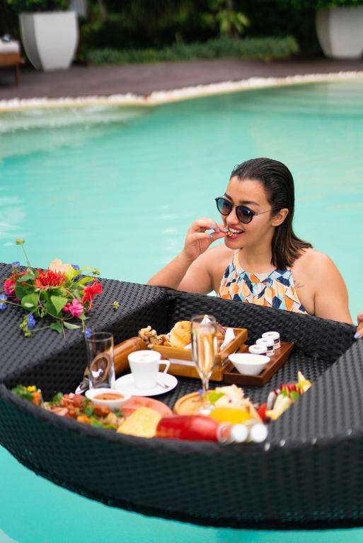 10 Nights Multi-Center holiday break at the Marvelous Maldives & Scintillating Singapore Starting from £1799 pp