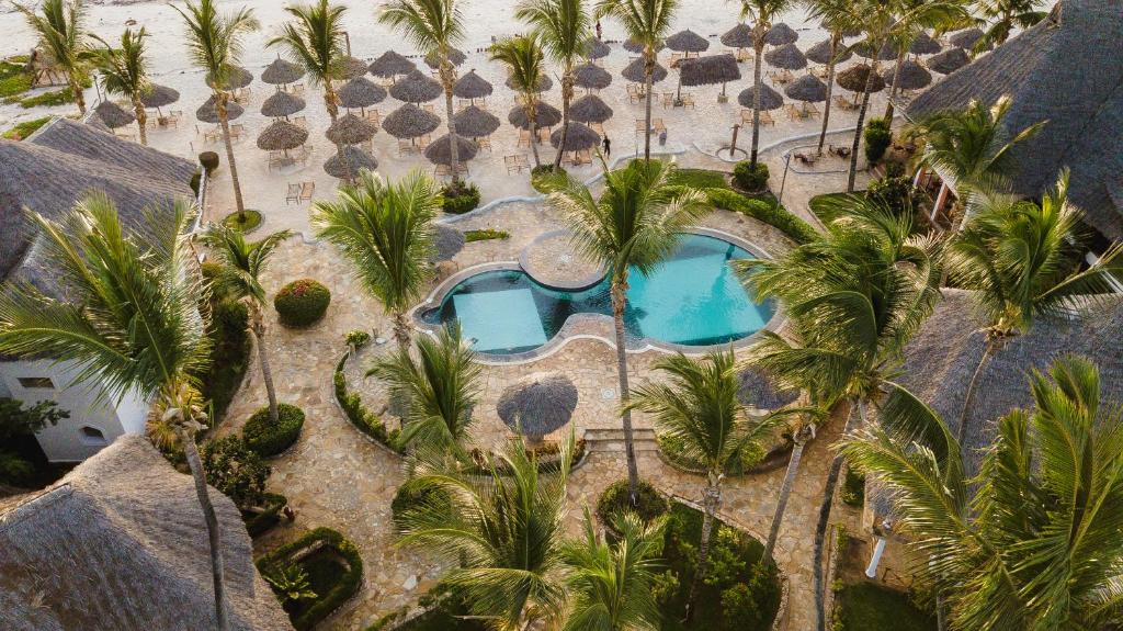 14 NIGHTS. BIG 5. PRIVATE PLUNGE POOL. WHITE-SAND BEACHES. £6,599 PER COUPLE.