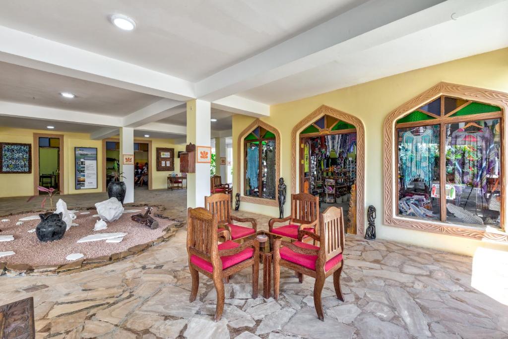 14 NIGHTS. BIG 5. PRIVATE PLUNGE POOL. WHITE-SAND BEACHES. £6,599 PER COUPLE.