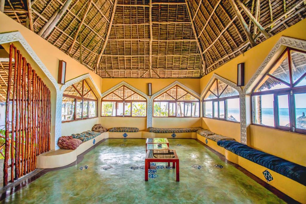 14 NIGHTS. BIG 5. PRIVATE PLUNGE POOL. WHITE-SAND BEACHES. £6,599 PER COUPLE.