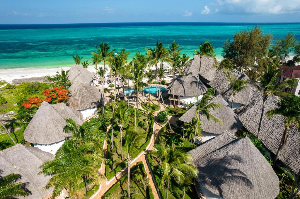 14 NIGHTS. BIG 5. PRIVATE PLUNGE POOL. WHITE-SAND BEACHES. £6,599 PER COUPLE.