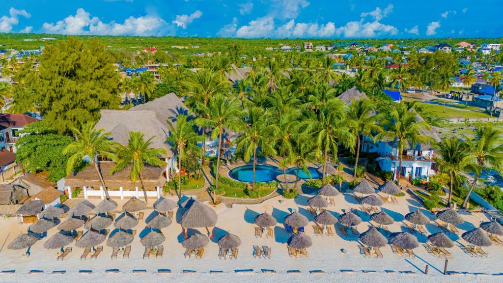 14 NIGHTS. BIG 5. PRIVATE PLUNGE POOL. WHITE-SAND BEACHES. £6,599 PER COUPLE.