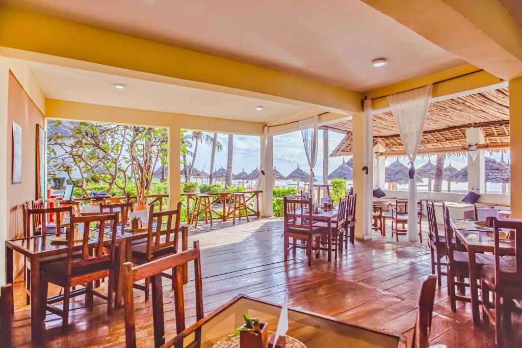14 NIGHTS. BIG 5. PRIVATE PLUNGE POOL. WHITE-SAND BEACHES. £6,599 PER COUPLE.