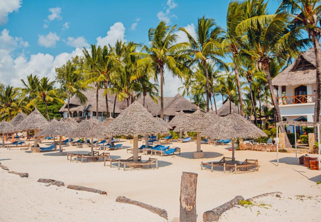 14 NIGHTS. BIG 5. PRIVATE PLUNGE POOL. WHITE-SAND BEACHES. £6,599 PER COUPLE.