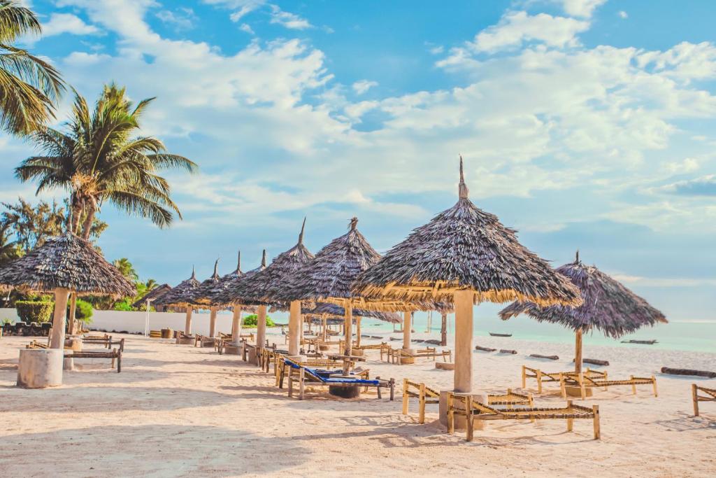 14 NIGHTS. BIG 5. PRIVATE PLUNGE POOL. WHITE-SAND BEACHES. £6,599 PER COUPLE.