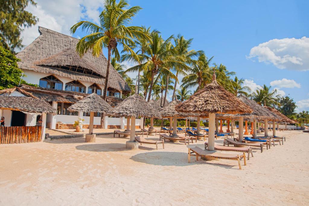 14 NIGHTS. BIG 5. PRIVATE PLUNGE POOL. WHITE-SAND BEACHES. £6,599 PER COUPLE.
