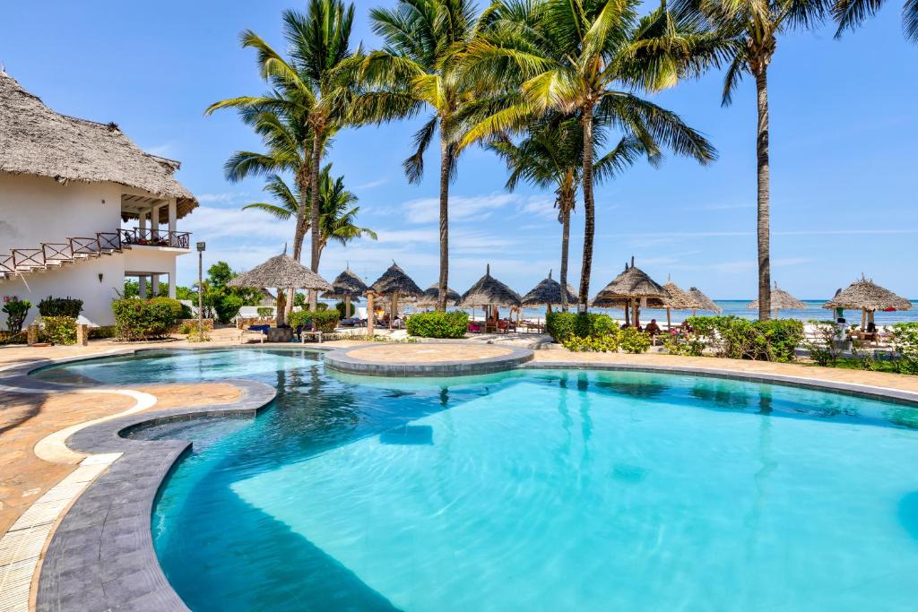 14 NIGHTS. BIG 5. PRIVATE PLUNGE POOL. WHITE-SAND BEACHES. £6,599 PER COUPLE.
