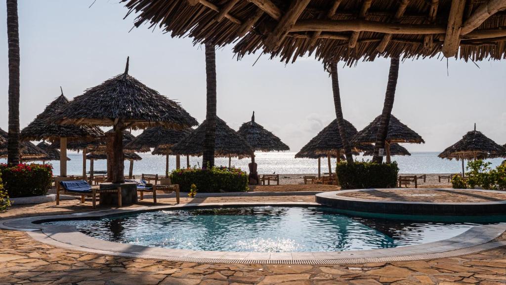 14 NIGHTS. BIG 5. PRIVATE PLUNGE POOL. WHITE-SAND BEACHES. £6,599 PER COUPLE.