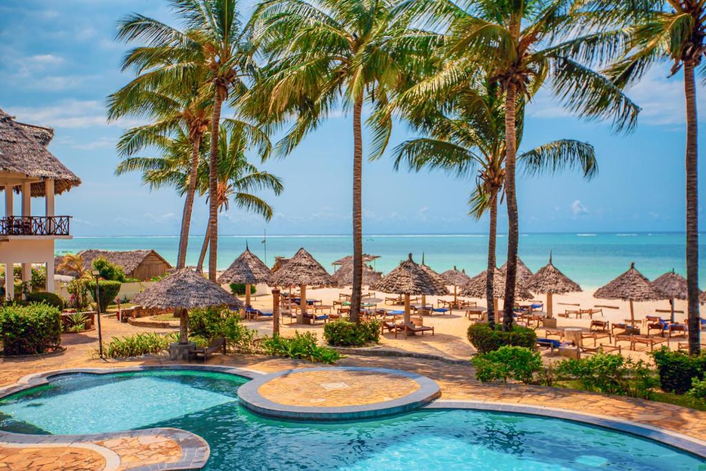 14 NIGHTS. BIG 5. PRIVATE PLUNGE POOL. WHITE-SAND BEACHES. £6,599 PER COUPLE.