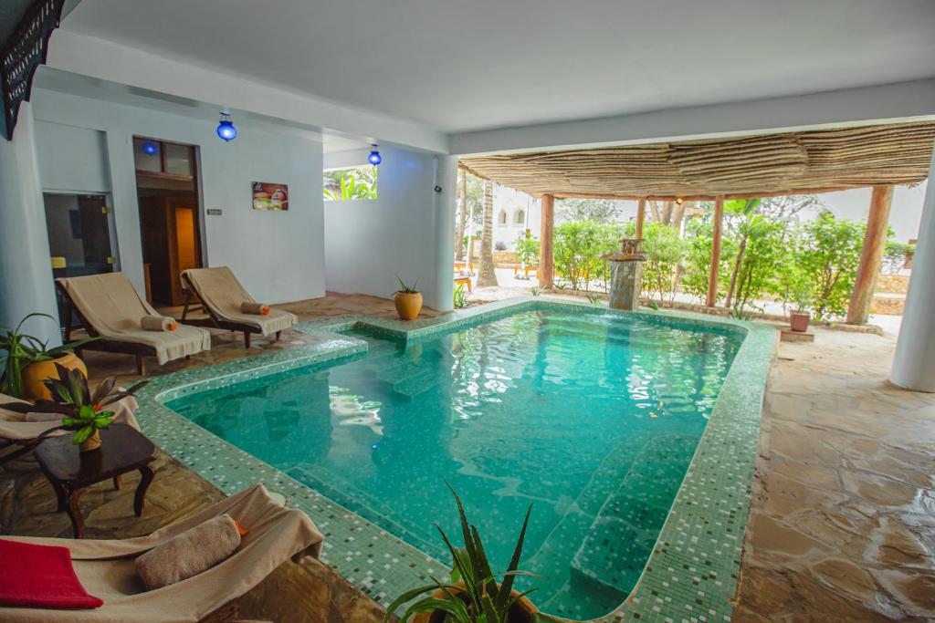 14 NIGHTS. BIG 5. PRIVATE PLUNGE POOL. WHITE-SAND BEACHES. £6,599 PER COUPLE.