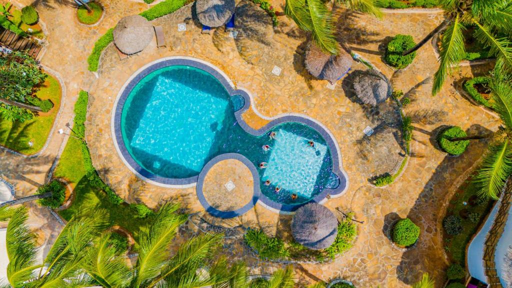 14 NIGHTS. BIG 5. PRIVATE PLUNGE POOL. WHITE-SAND BEACHES. £6,599 PER COUPLE.