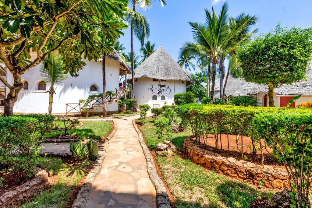 14 NIGHTS. BIG 5. PRIVATE PLUNGE POOL. WHITE-SAND BEACHES. £6,599 PER COUPLE.