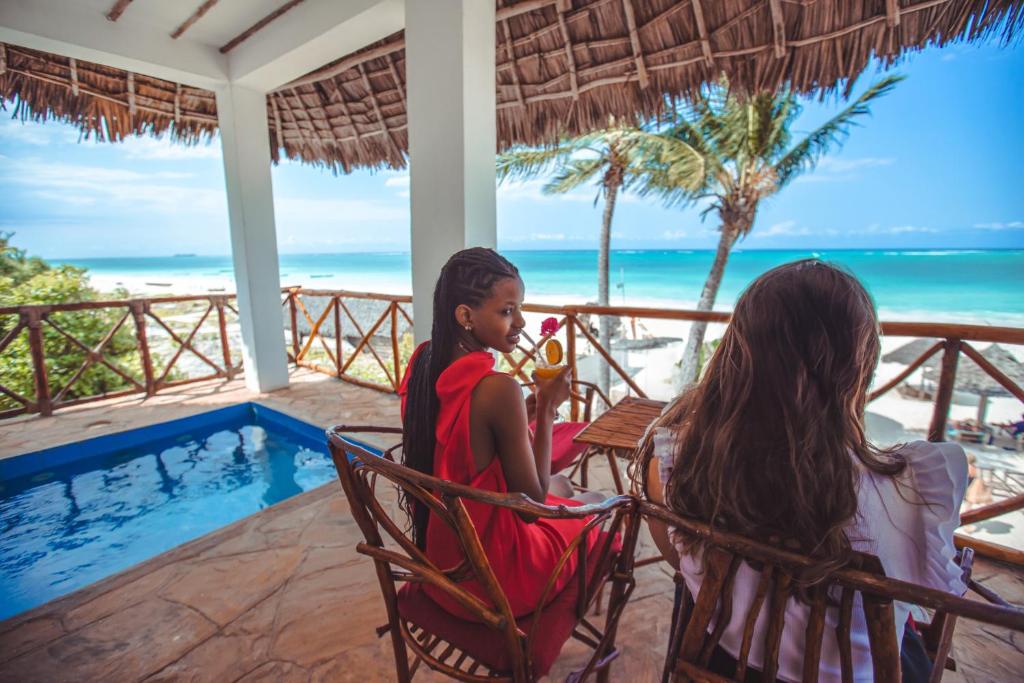 14 NIGHTS. BIG 5. PRIVATE PLUNGE POOL. WHITE-SAND BEACHES. £6,599 PER COUPLE.