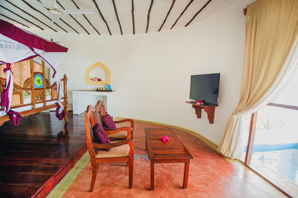 14 NIGHTS. BIG 5. PRIVATE PLUNGE POOL. WHITE-SAND BEACHES. £6,599 PER COUPLE.
