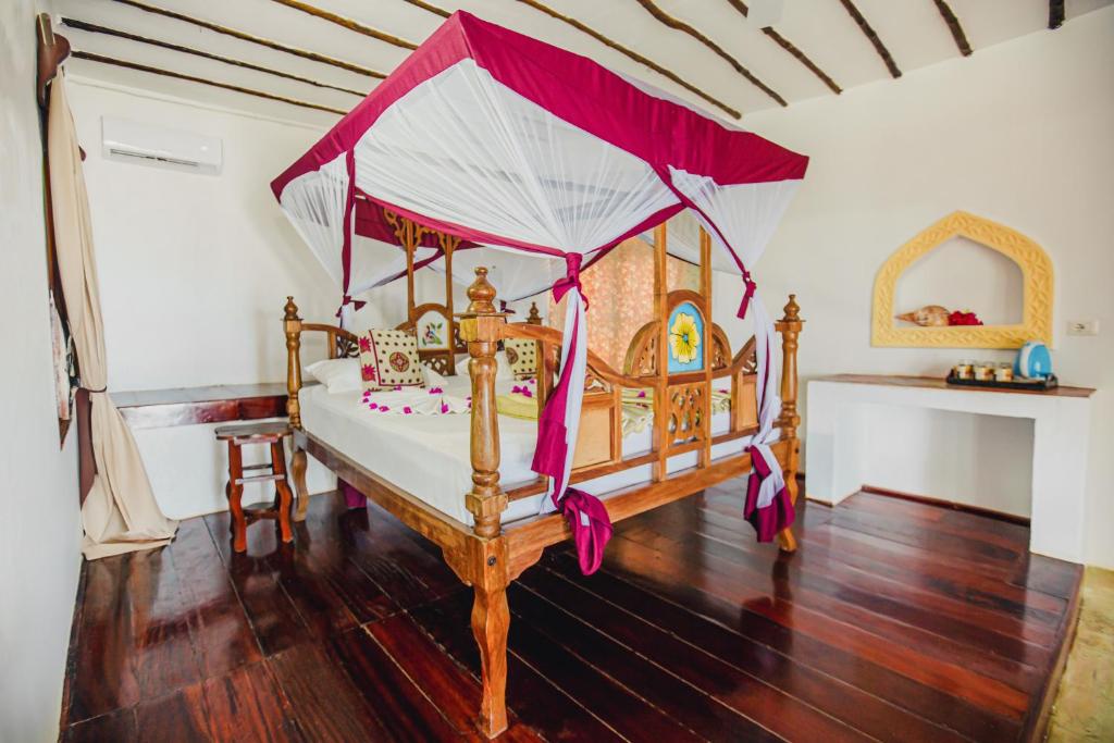 14 NIGHTS. BIG 5. PRIVATE PLUNGE POOL. WHITE-SAND BEACHES. £6,599 PER COUPLE.