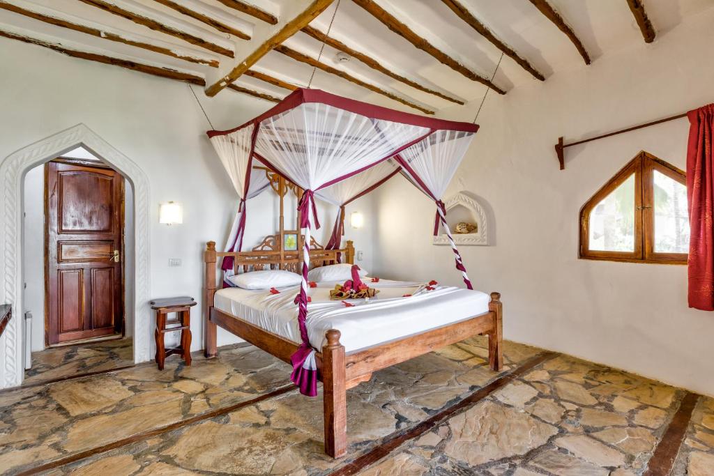 14 NIGHTS. BIG 5. PRIVATE PLUNGE POOL. WHITE-SAND BEACHES. £6,599 PER COUPLE.