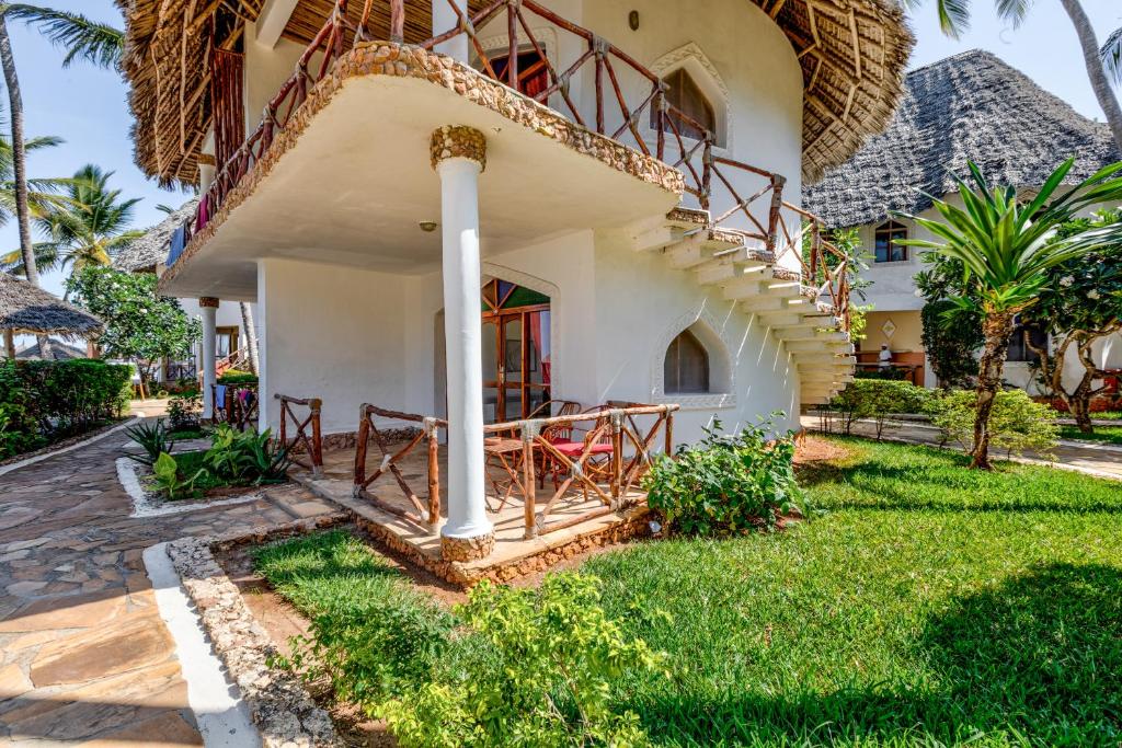14 NIGHTS. BIG 5. PRIVATE PLUNGE POOL. WHITE-SAND BEACHES. £6,599 PER COUPLE.