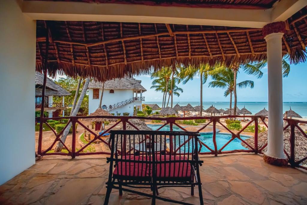 14 NIGHTS. BIG 5. PRIVATE PLUNGE POOL. WHITE-SAND BEACHES. £6,599 PER COUPLE.
