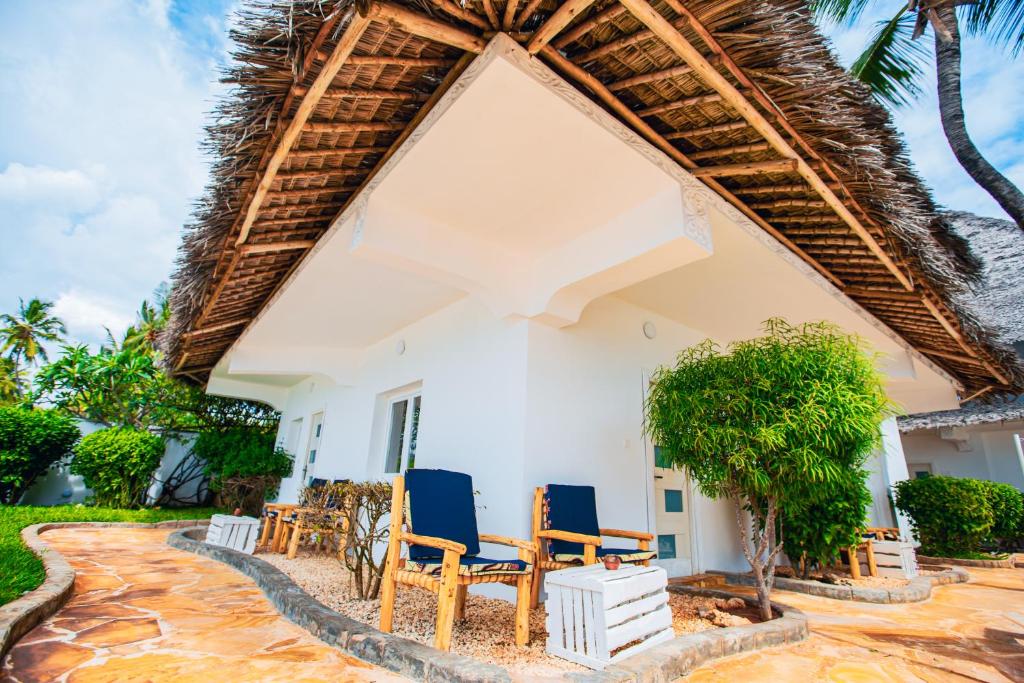 10 Nights Adventure: Kenya Safari & Zanzibar Beach Escape! Starting from just £2,699/pp