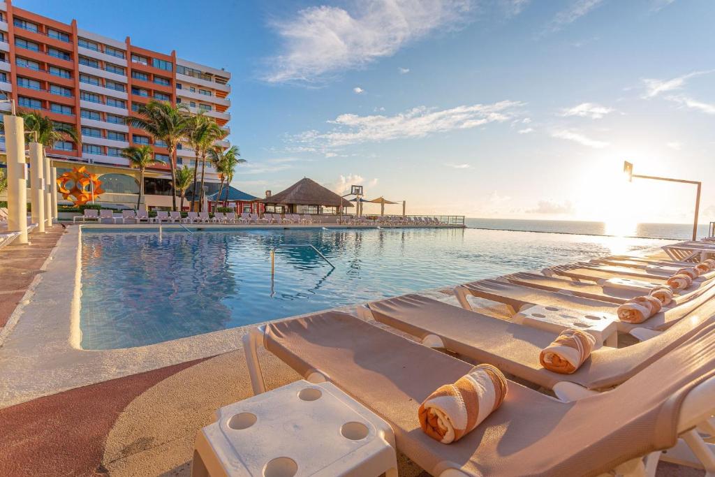 10 Nights Holidat at Cancun & Las Vegas with Standard room
