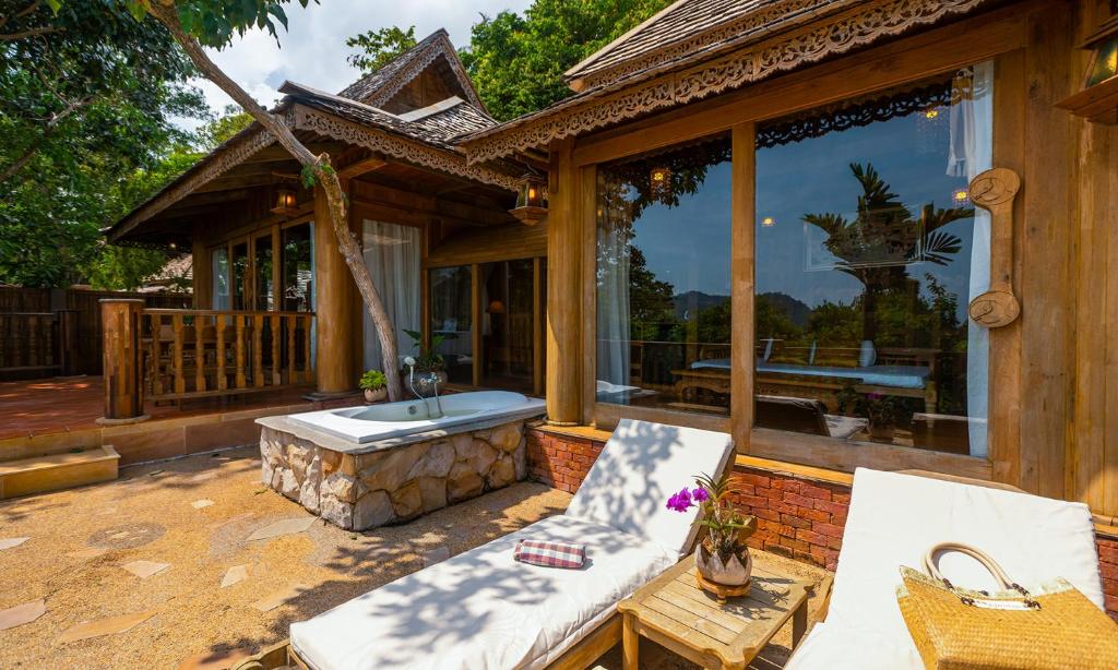 10 Nights Escape to Paradise: Unforgetable Full Moon Party Getaway in Koh Samui & Koh Phangan! For just £1,399pp!