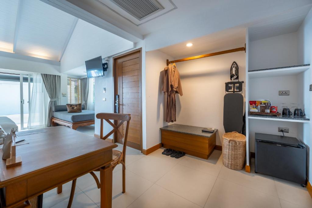 11 Nights Holiday at Dubai, Phuket and Krabi with Breakfast, Starting from £1499 pp