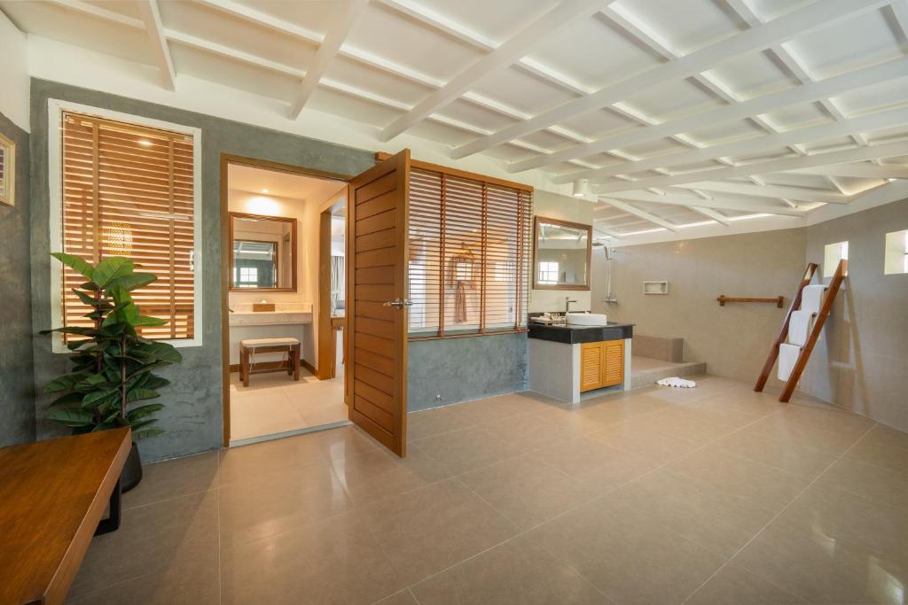 11 Nights Holiday at Dubai, Phuket and Krabi with Breakfast, Starting from £1499 pp