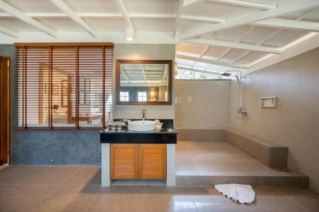 11 Nights Holiday at Dubai, Phuket and Krabi with Breakfast, Starting from £1499 pp